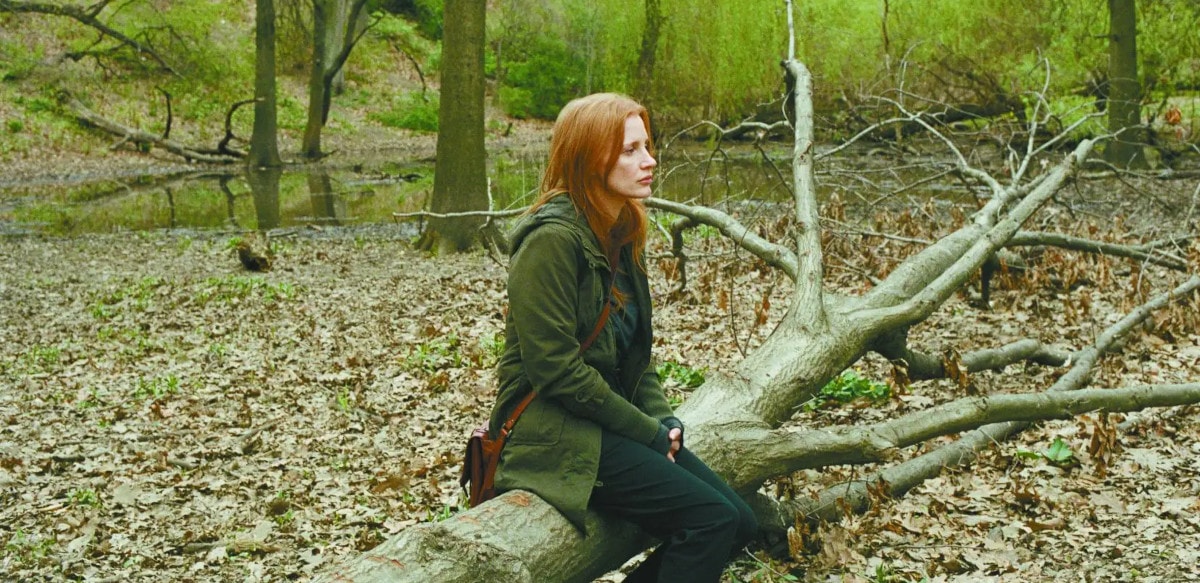 Sylvia (Jessica Chastain) dans la forêt dans Memory
