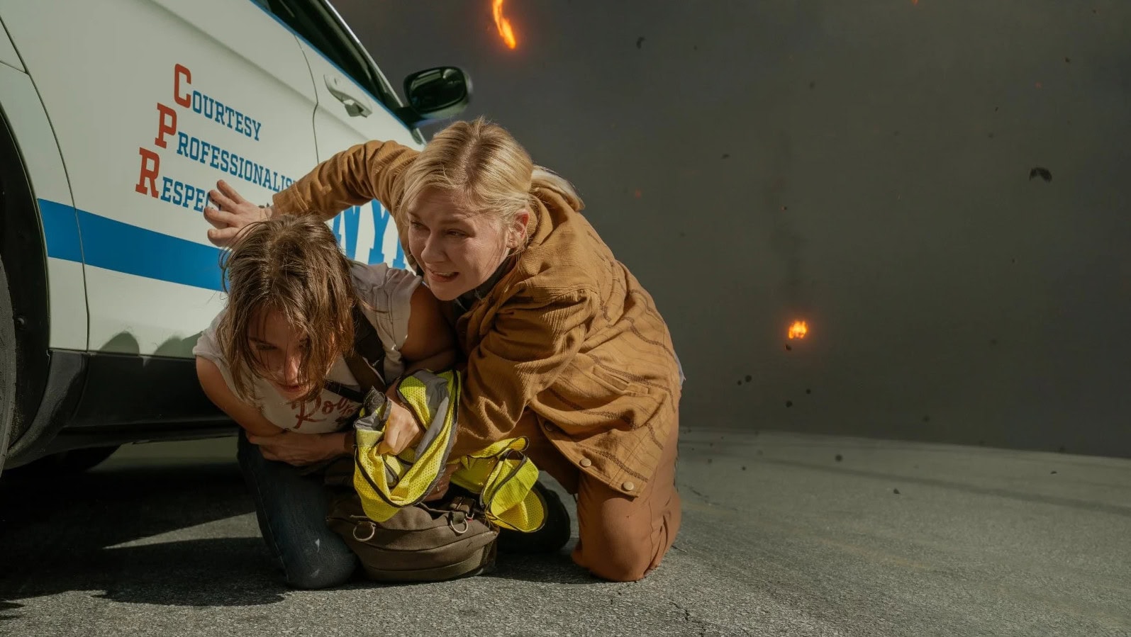 Kirsten Dunst sauve Cailee Spaeny de l'explosion au début de Civil War