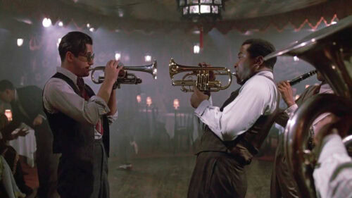 Deux musiciens jouent de la trompette dans Cotton Club