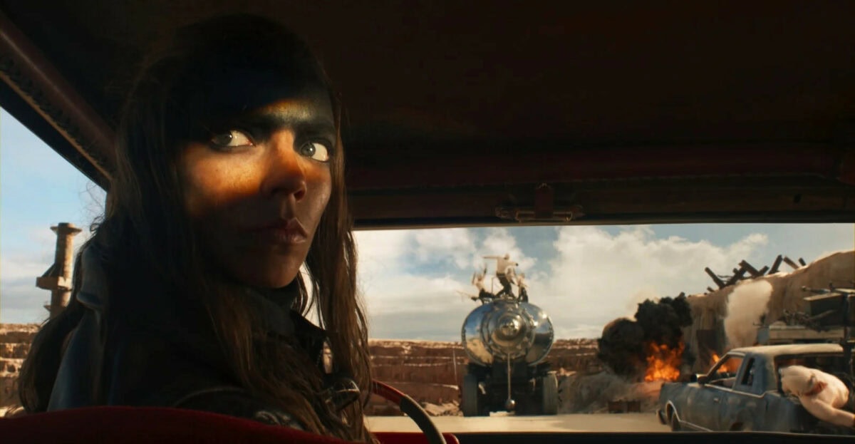 Furiosa (Anya Taylor-Joy) conduit sa voiture dans une scène d'action dans Furiosa : une saga Mad Max de George Miller.