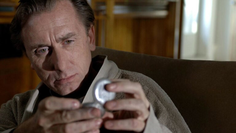 Tim Roth regarde une horloge dans L'homme sans âge