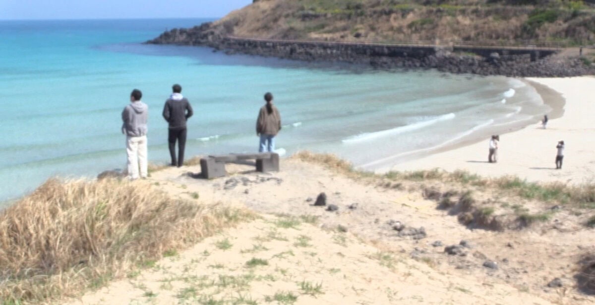 Le réalisateur, l'actrice et le cadreur au bord de la plage dans In Water