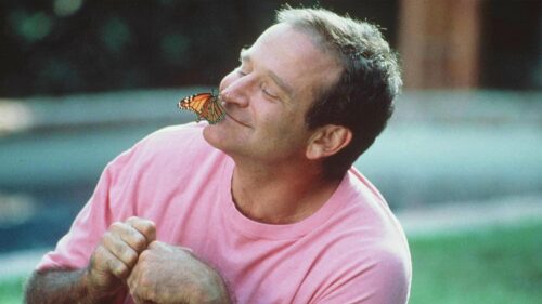 Jack (Robin Williams) s'amuse avec un papillon, aussi éphémère que lui
