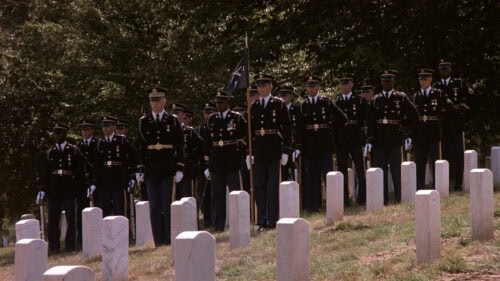 Les militaires lors d'un cérémonie dans le cimetière dans Jardin de pierre