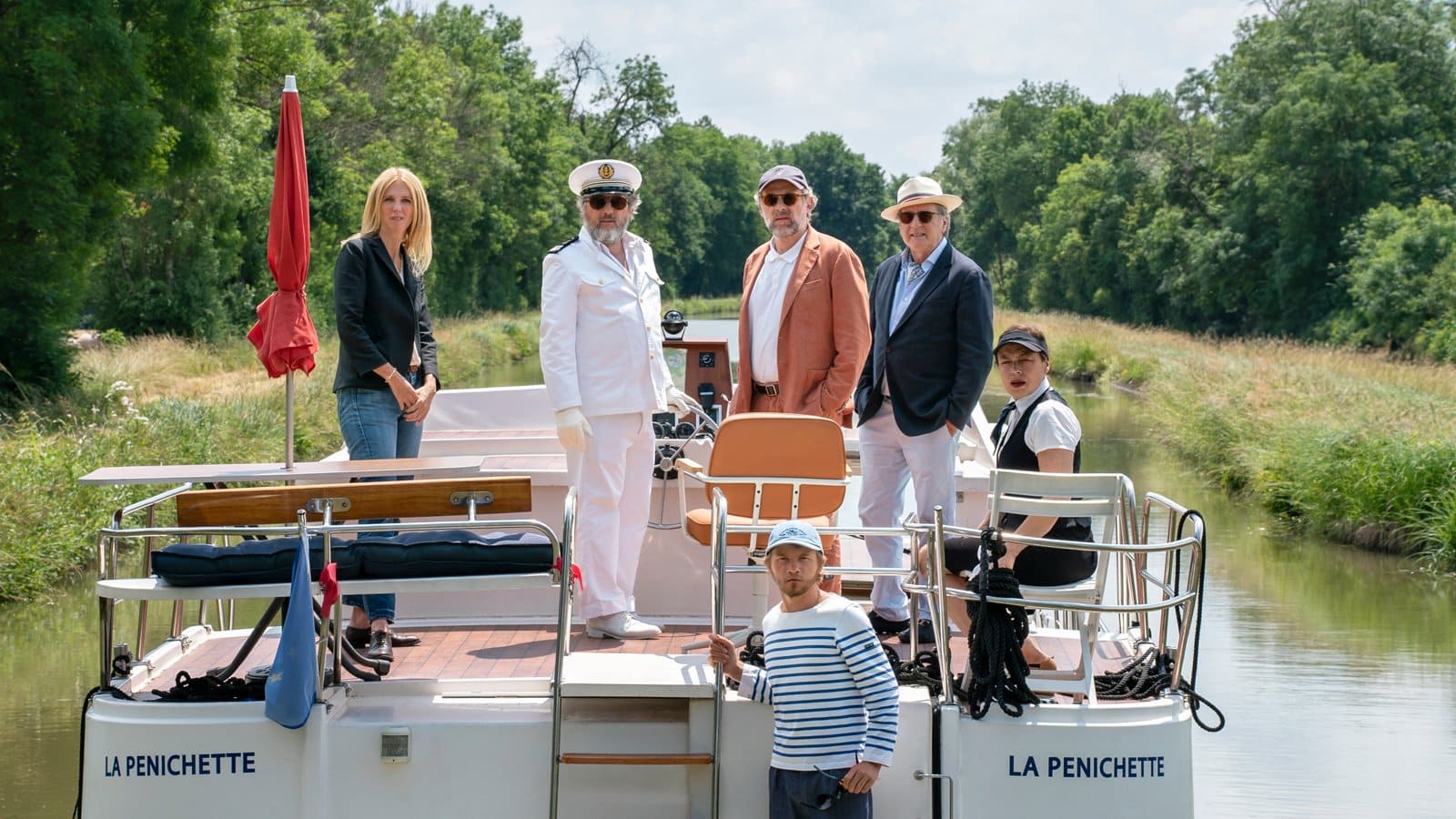 Franck (Daniel Auteuil) parmi ses arnaqueurs sur La Penichette, dans "La Petite Vadrouille"