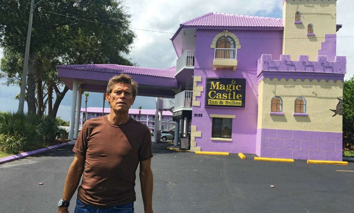 Willem Dafoe devant la résidence Magic Castle dans The Florida Project