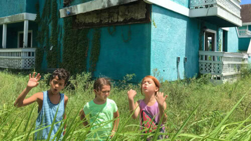Les trois enfants dans le centre de vacances abandonné dans The Florida Project