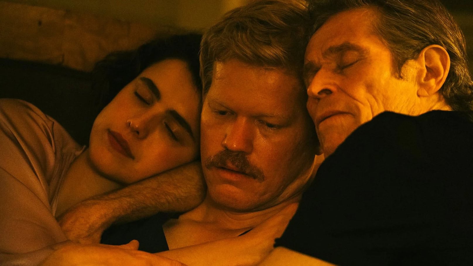 Margaret Qualley, Willem Dafoe et Jesse Plemons enlacés dans Kinds of Kindness