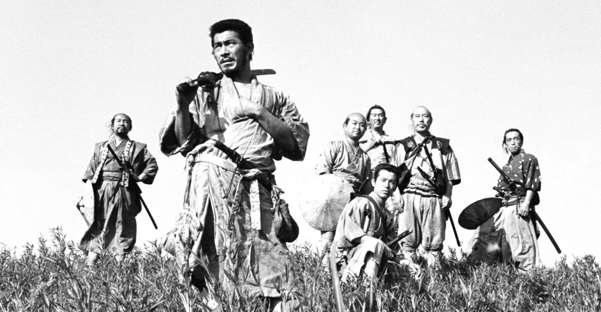 Les Sept Samouraïs dans un champ dans le film d'Akira Kurosawa