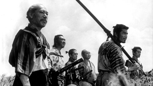 Les Sept Samouraïs dans un champ dans le film d'Akira Kurosawa