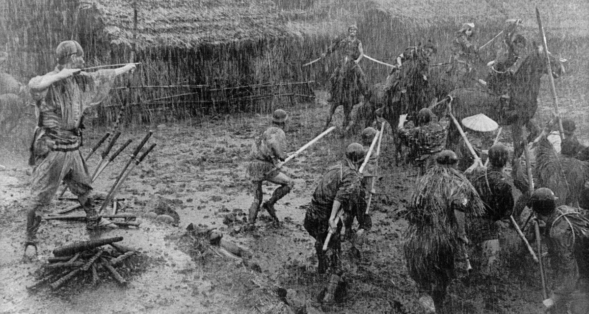 Une scène de combat dans un village dans Les Sept Samouraïs