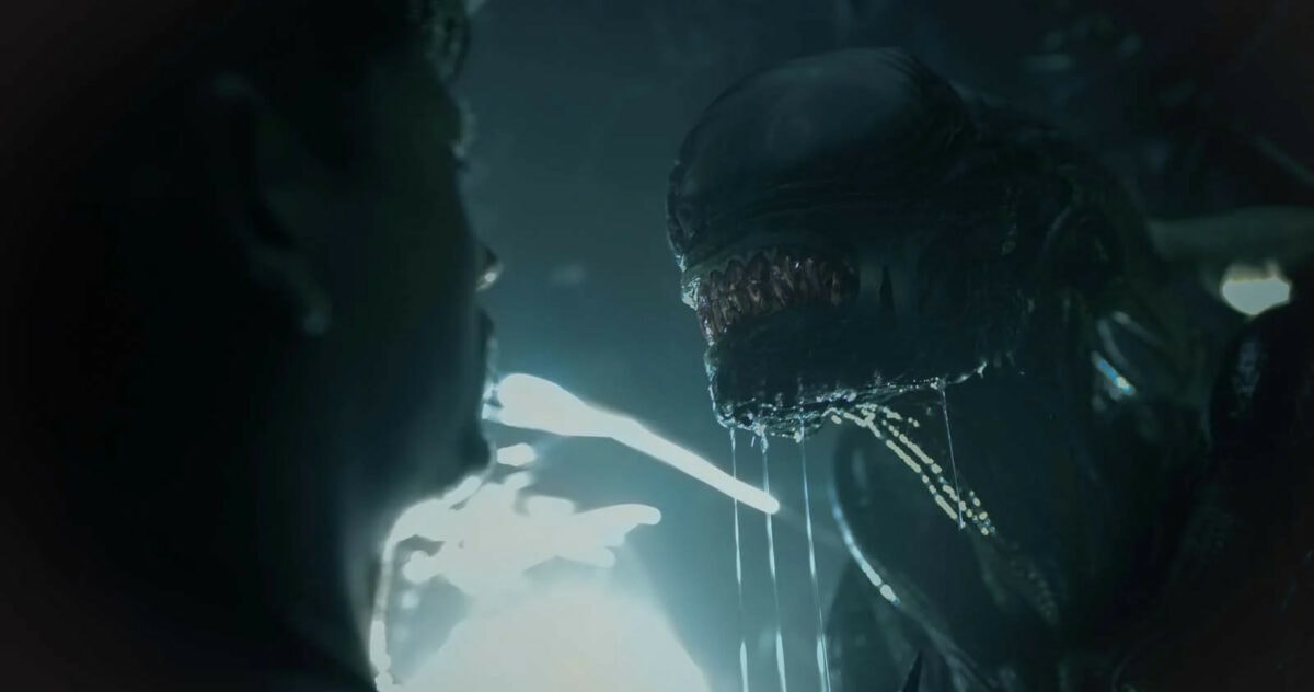 L'alien attaque un passager dans Alien : Romulus