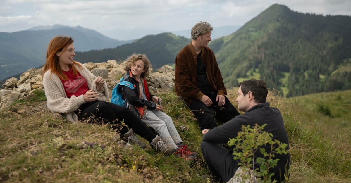 Tout le casting du film Le roman de Jim autour de Jim dans la montagne.