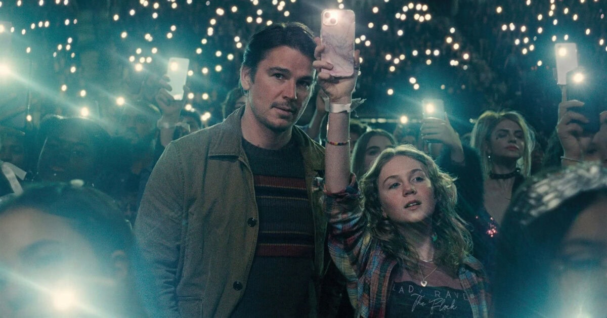 Ariel Donoghue et Josh Hartnett dans la salle de concert de Trap de M. Night Shyamalan