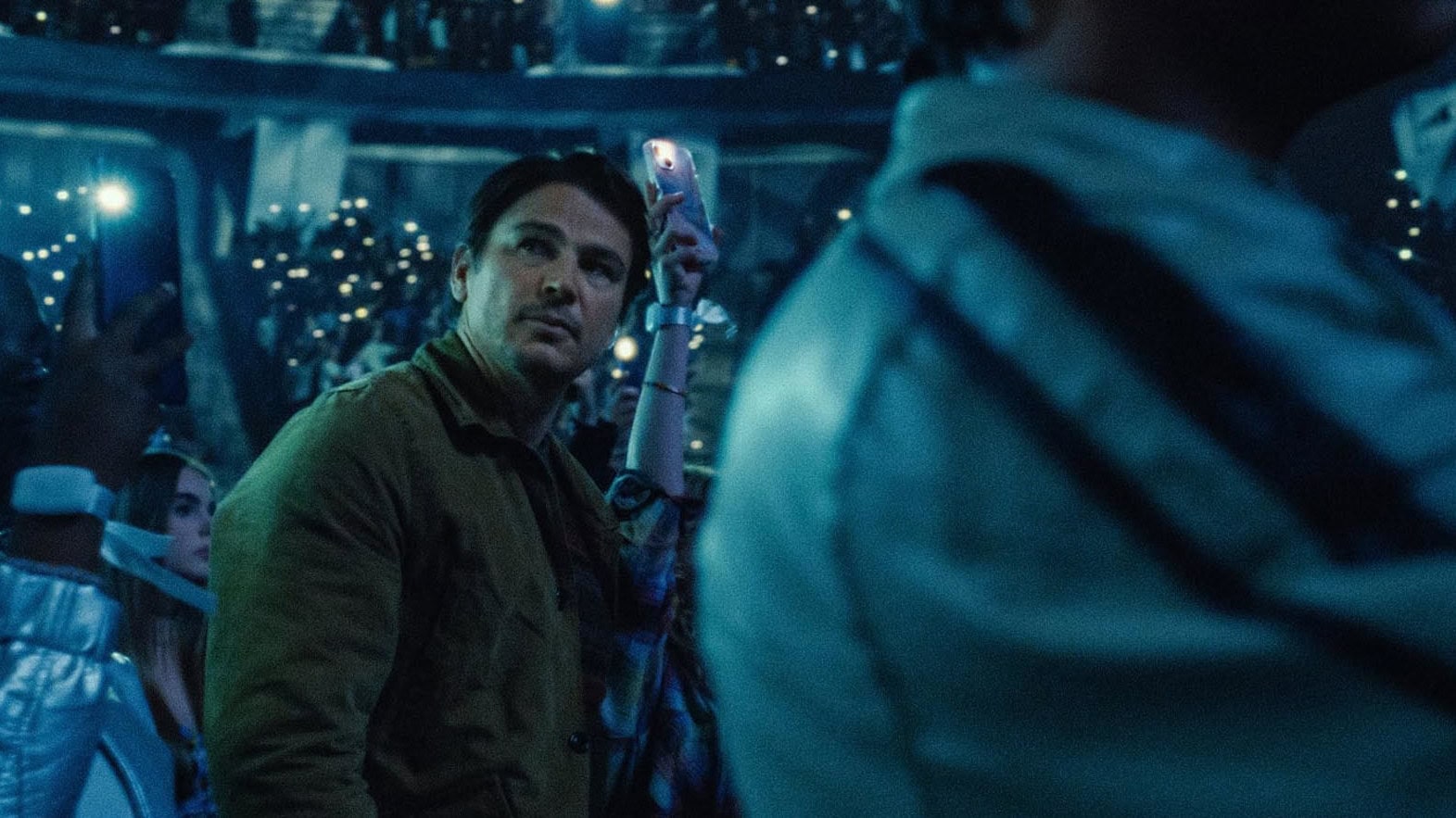 Cooper (Josh Hartnett) dans la salle de concert dans Trap de M. Night Shyamalan