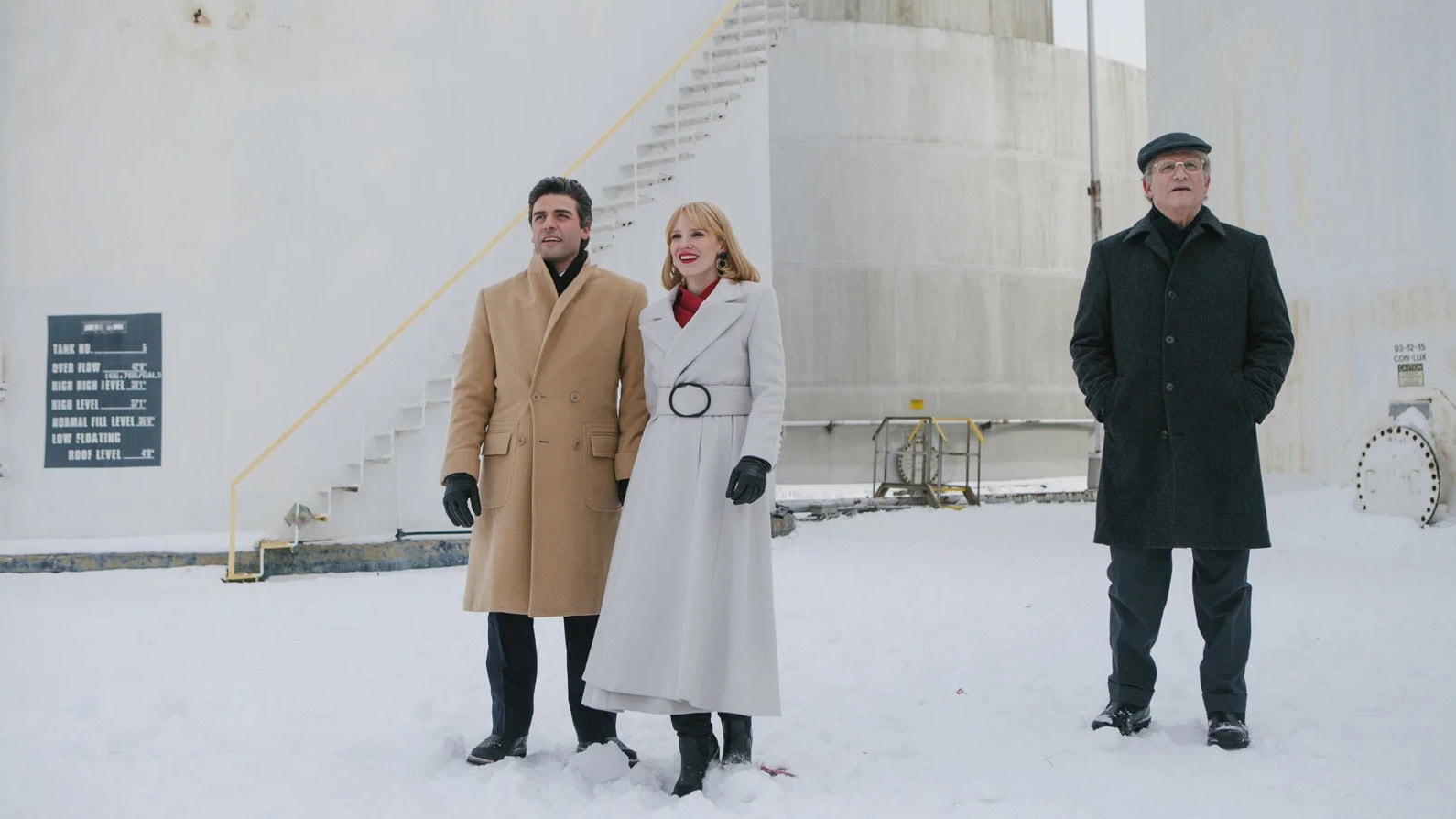 Oscar Isaac, Jessica Chastain et Albert Brooks sur les quais à la fin de A Most Violent Year