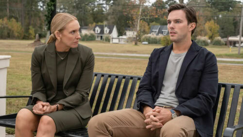 Nicholas Hoult et Toni Collette discutent sur un banc dans Juré n°2 de Clint Eastwood