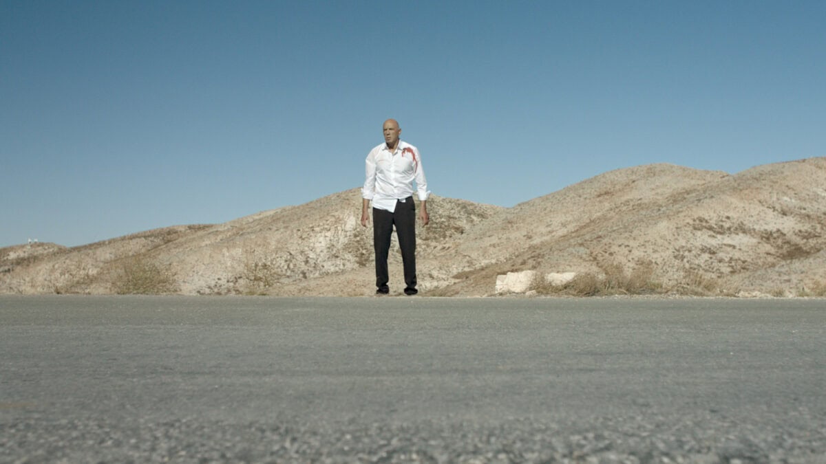 Carlos Chahine sur la route dans le désert dans La Vallée de Ghassan Salhab.