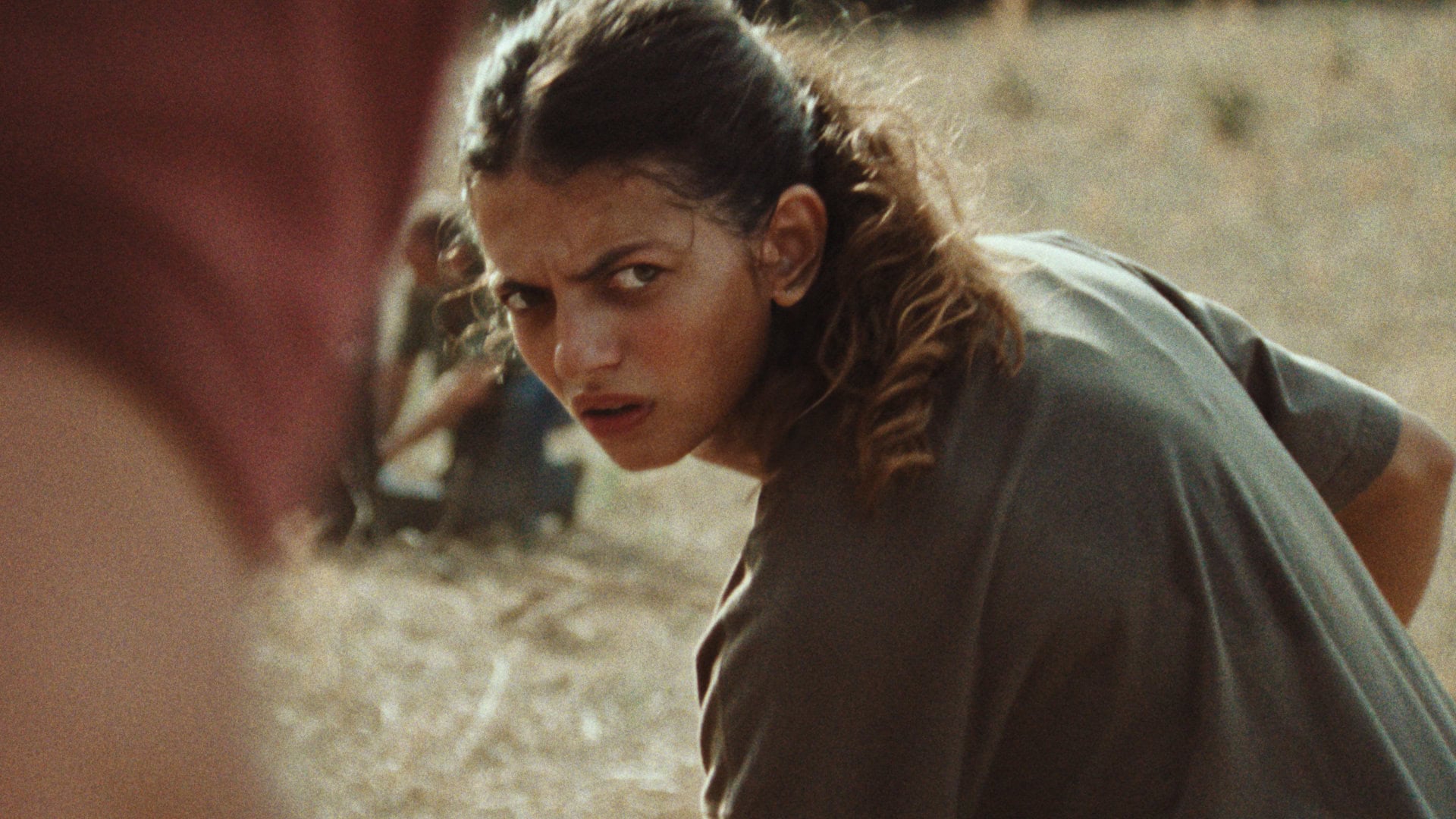 Lesia (Ghjuvanna Benedetti) dans la campagne corse dans Le Royaume de Julien Colonna