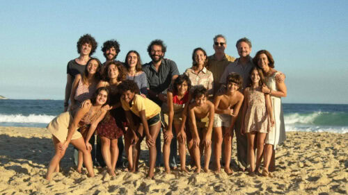 Tous les personnages de Je suis toujours là de Walter Salles sur la plage.