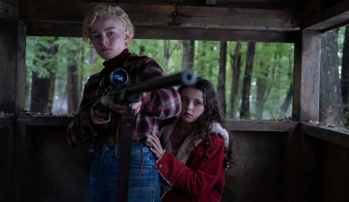 Julia Garner tire sur Blake dans Wolf Man